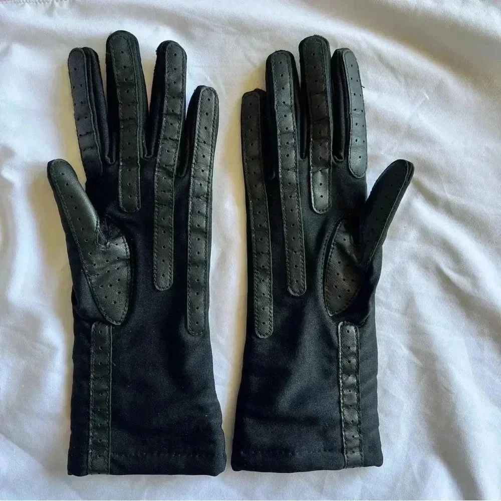 Isotoner Women’s Black Stretch Gloves One Size